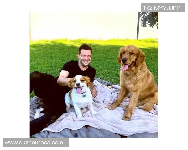 足球明星与可爱狗狗亲密合照展现温馨瞬间引发粉丝热议